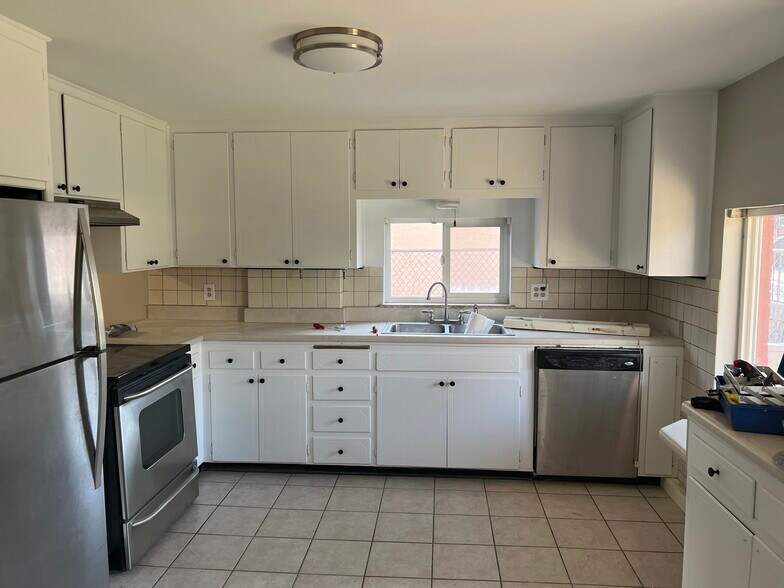 kitchen - 2938 W 42nd Ave