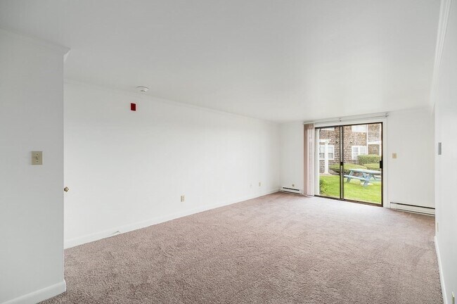 Building Photo - 138 Main St