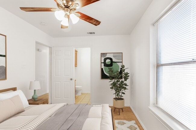 Building Photo - 313 Isbell Rd