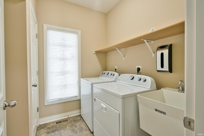 Building Photo - 625 Perolla Dr