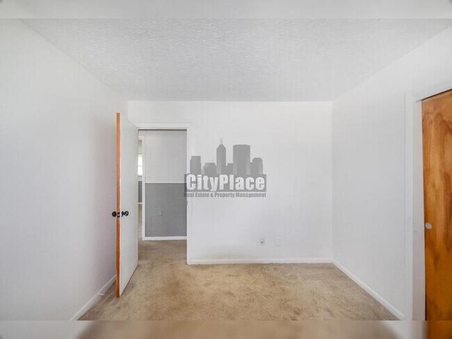 Building Photo - 636 Oak Dr