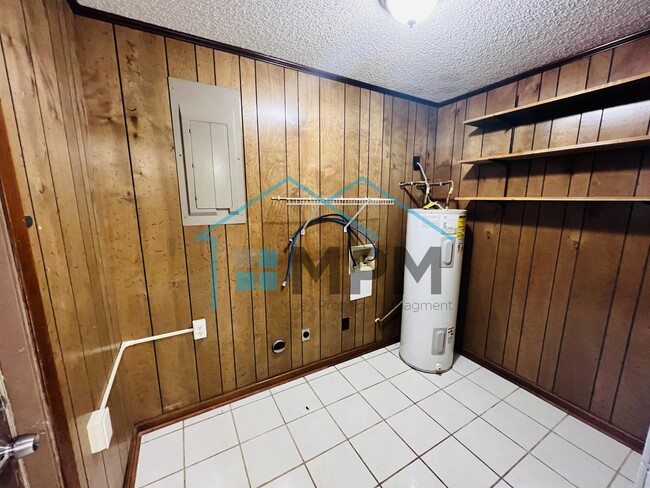 Building Photo - 105 Hilltop Dr