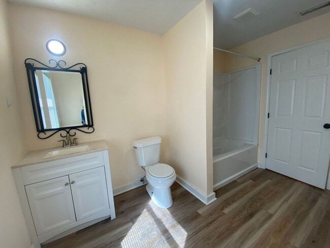 Building Photo - Charming 3Bed/2Ba Duplex Unit Conveniently...