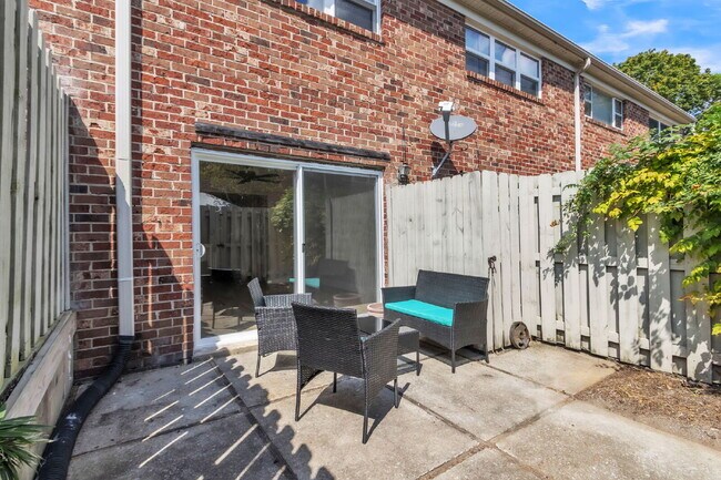 Building Photo - Newly Renovated 2 BR/ 1.5 BA Condo off Eas...
