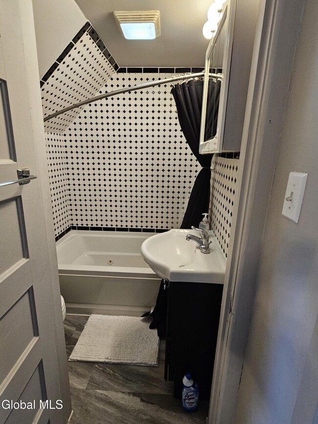 Building Photo - 51 Sacandaga Rd