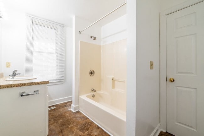 Building Photo - Spacious 4 Bedroom 2 Full Baths Available Kenosha