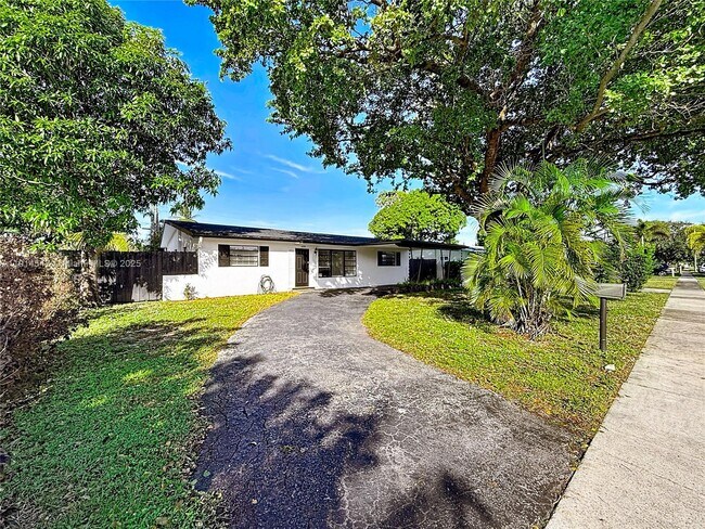 Building Photo - 600 N 66 Terrace