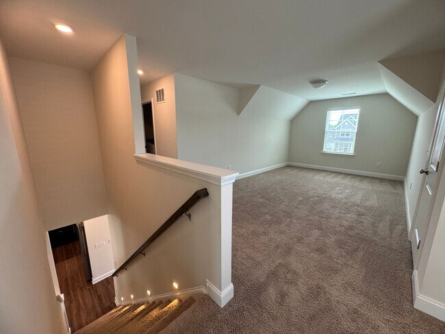 Building Photo - Spacious 4BR 3BA home in Northern Greensboro