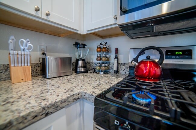 Building Photo - Beautiful home with POOL and spa located n...