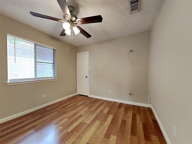 Building Photo - 2218 Barrington Pl Dr