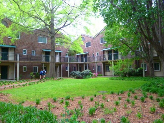 Building Photo - Walk to Campus from Chancellor Square! Upd...