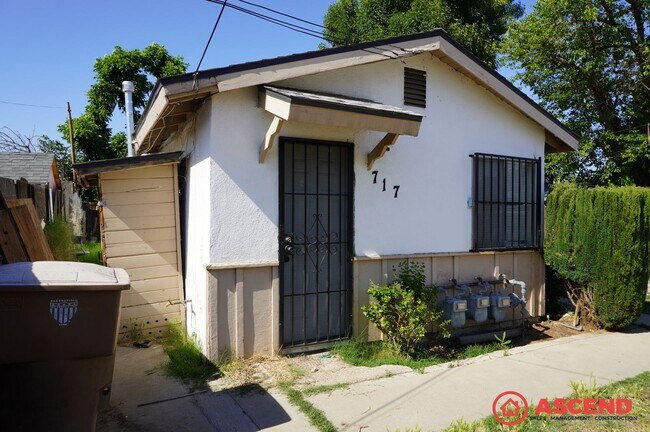 Building Photo - 717 30th St