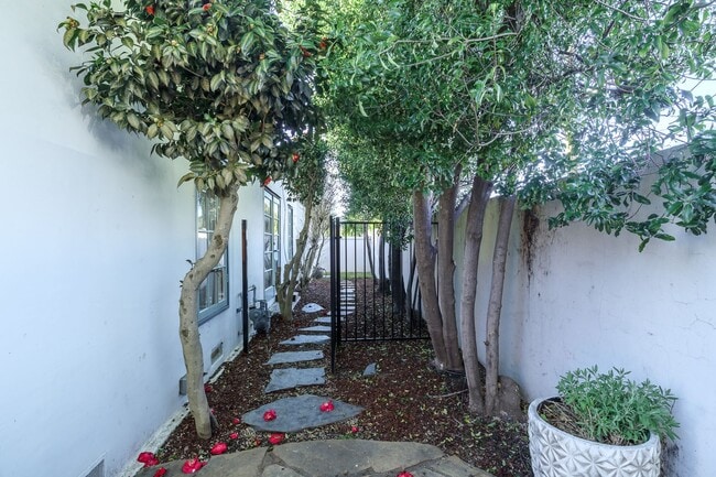 Building Photo - 3-Bed + 2-Bath Home | Midtown Ventura | Unfurnished