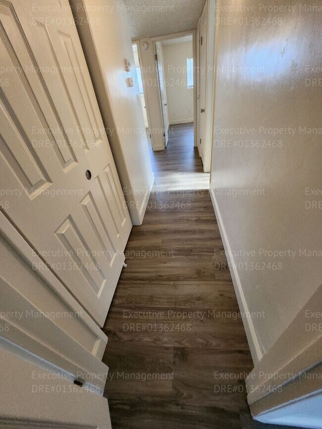 Building Photo - 3 bedroom/ 2 bathroom home located near th...