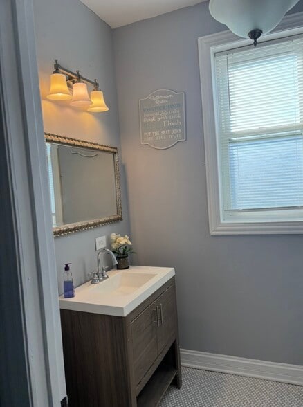 Building Photo - 3851 W Adams St