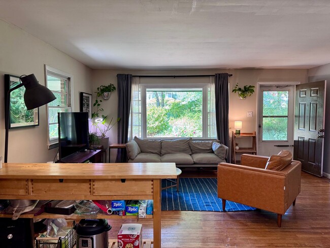Building Photo - Charming Ranch in Carrboro with Beautiful ...