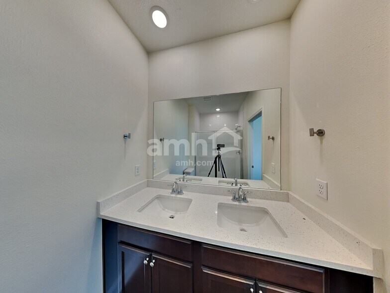 Building Photo - 33 Elcano Ln