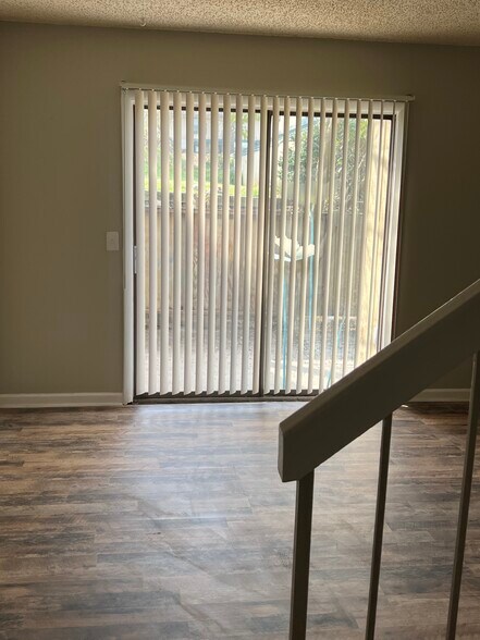 Building Photo - 537 Hickory Hill Dr
