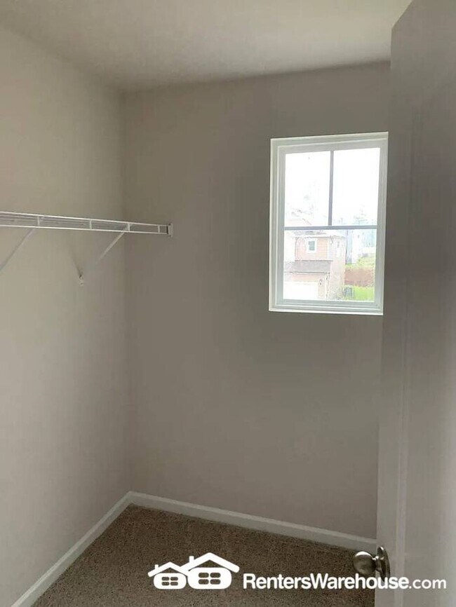 Building Photo - Spacious 4-bedroom home with large loft! A...