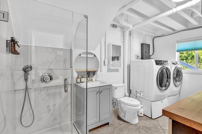 Building Photo - 3450 NE 19th Ave