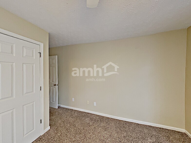 Building Photo - 4810 Lake Park Ter