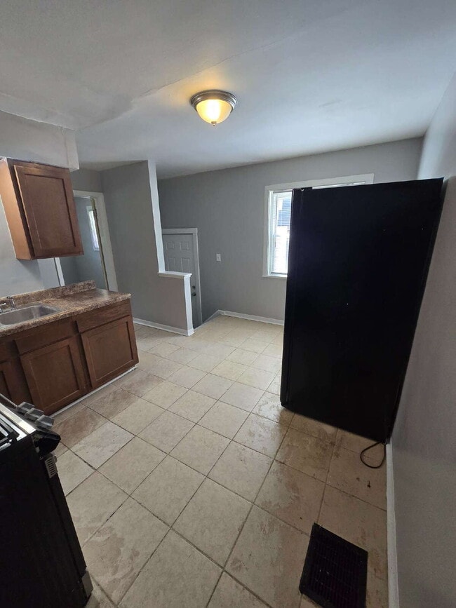 Building Photo - 452 S Napoleon Ave