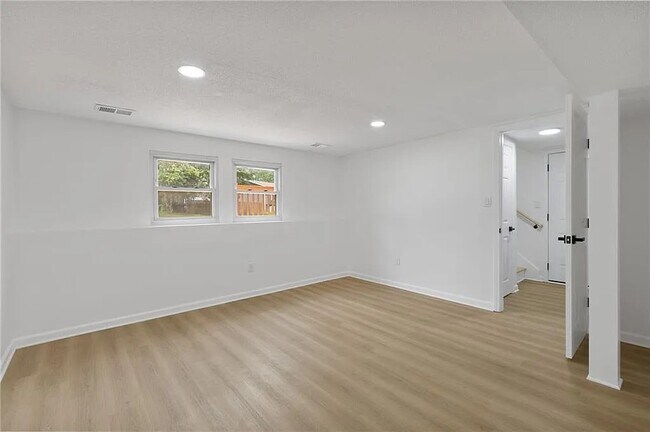 Building Photo - 804 S Montclaire Dr