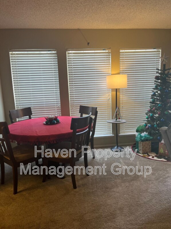 Building Photo - 32 W 7th St