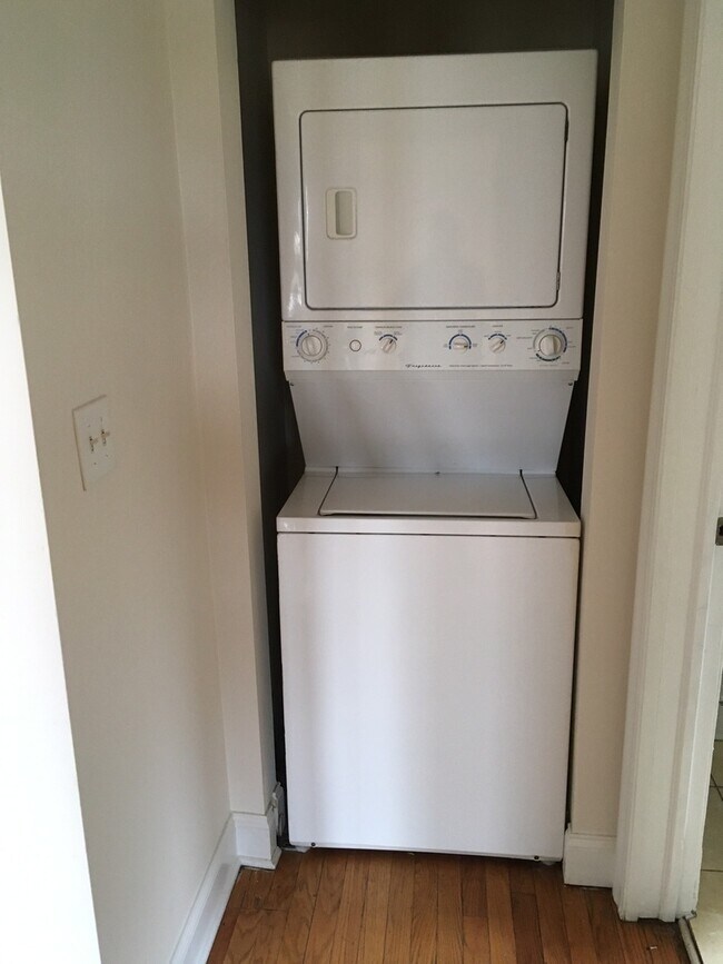 Building Photo - 2-Bedroom, Top-Floor Condo in North Rogers Park