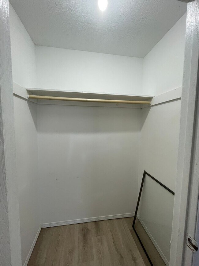 Building Photo - 531-B N Oak Grove Ave