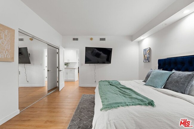 Building Photo - 321 S San Vicente Blvd