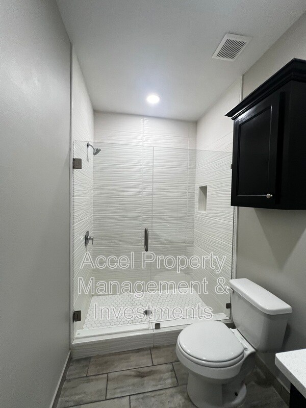 Building Photo - 1327 W Garfield Ave