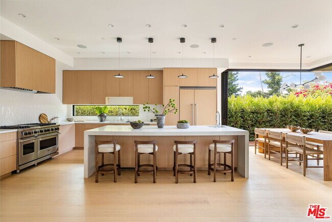 Building Photo - 822 Superba Ave