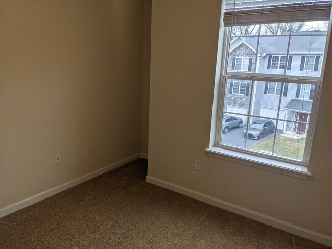 Building Photo - End Unit Town Home in Waynesboro, PA!