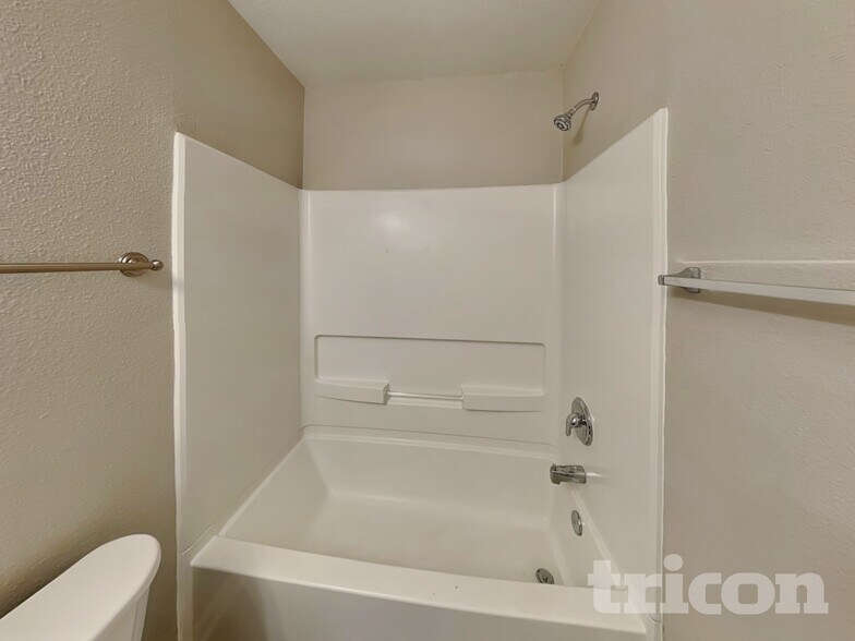 Building Photo - 927 Littleton Dr