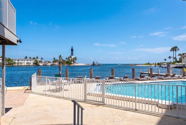 Building Photo - 2508 Bay Dr