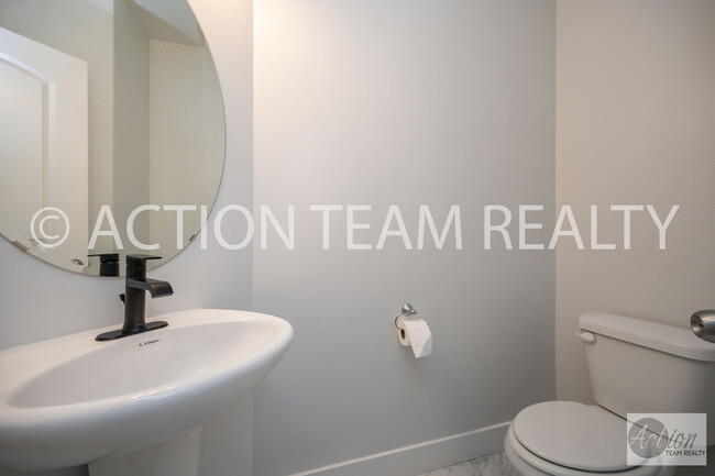Building Photo - Mid-Row Townhome located in Bluffdale!