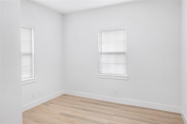 Building Photo - 702 40th St