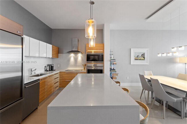 Building Photo - 2020 N Bayshore Dr