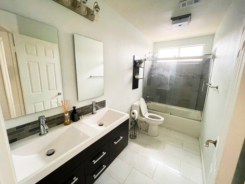 Building Photo - 951 Norella St