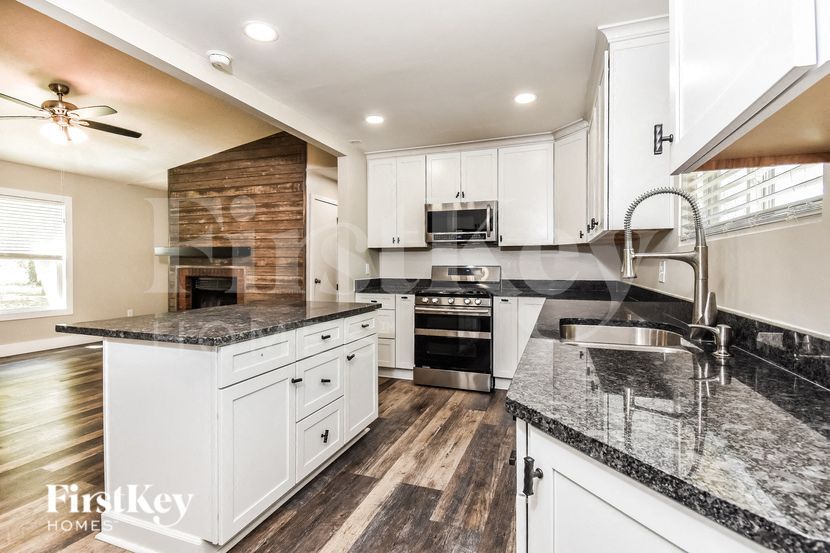 Building Photo - 595 School Rd