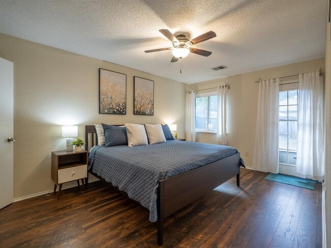 Building Photo - 16911 Village Oak Loop