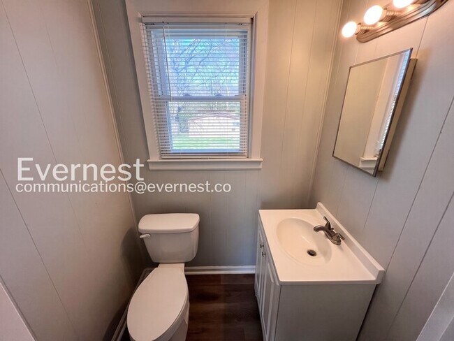 Building Photo - 3 Bed/1.5 Bath Home with Off-Street Parking / Pet-Friendly / Coming Soon!