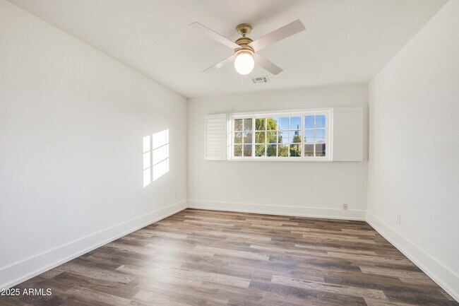 Building Photo - 2532 E Highland Ave