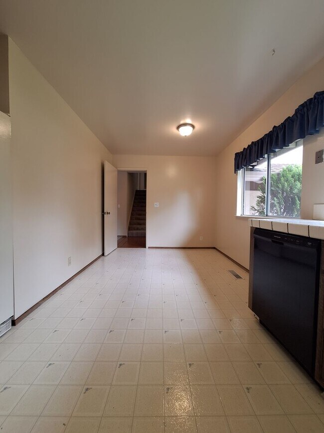 Building Photo - Spacious 4bd Tri-Level Home w/Central Heat...