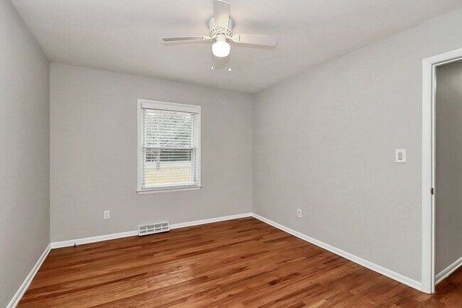 Building Photo - 3BD/1BA All Brick Ranch on One Acre!