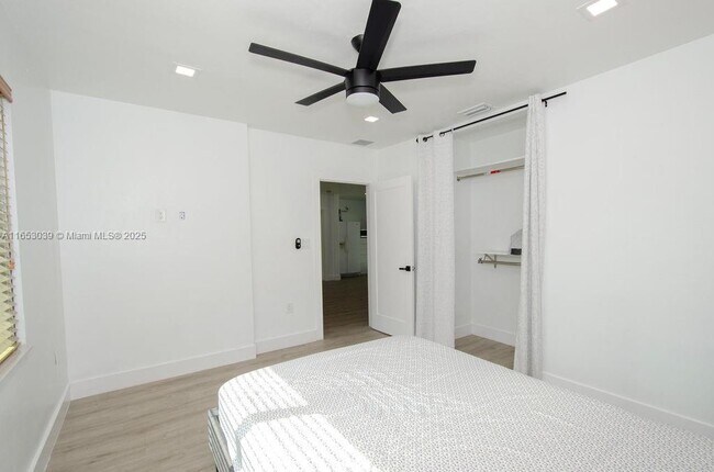 Building Photo - 935 NE 129th St