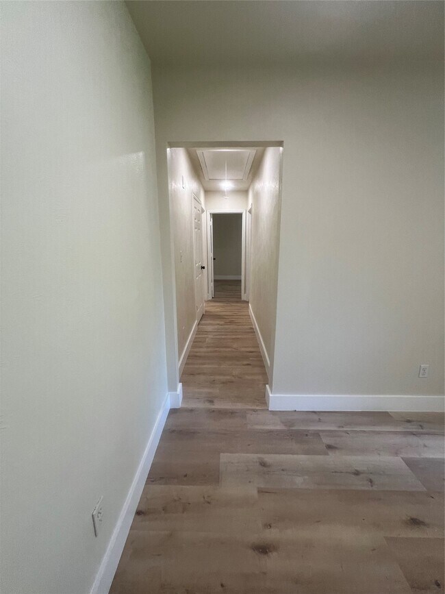 Building Photo - 5735 Kenilwood Dr