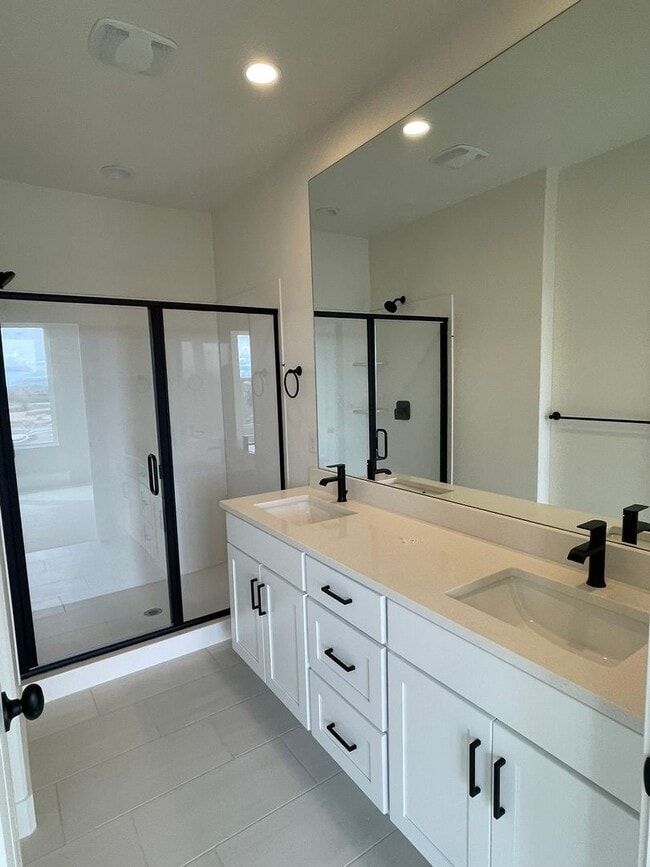 Building Photo - 4 Bed/3.5 Bath, 2-Car Garage