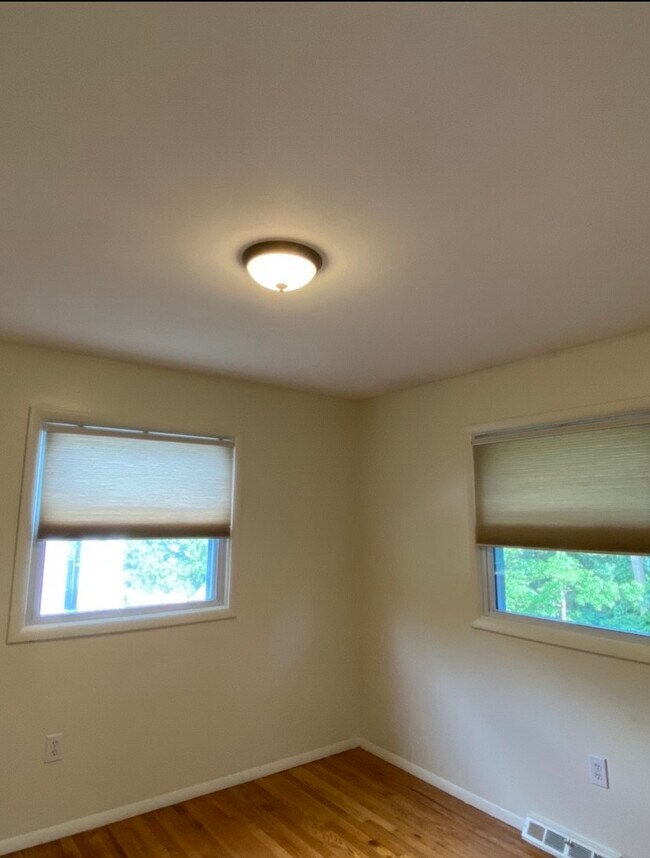 Building Photo - 3 Leslie Ct